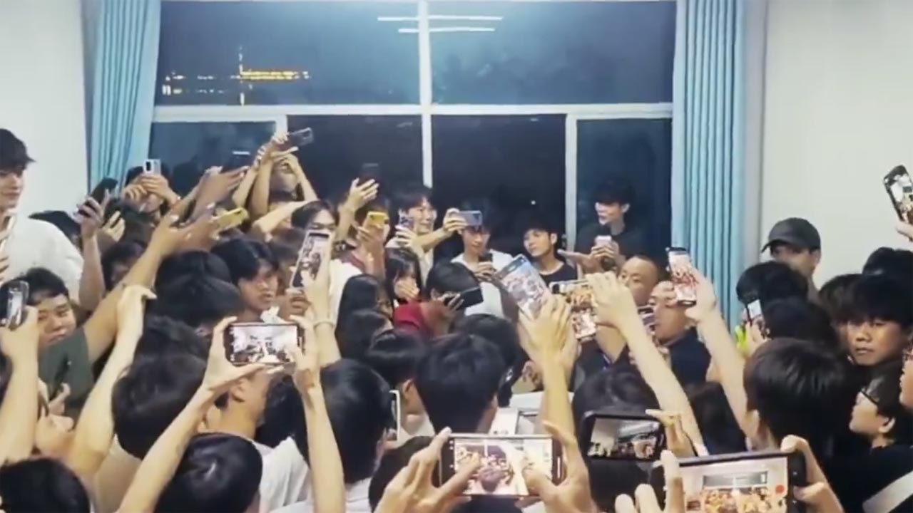 近日,廣西演藝職業學院爆發學生抗議活動,因為校方在招生中存在欺詐行為,導致千餘名學生入學一年後未能獲得正式學籍,最終無奈退學。(X平台帳號「昨天」視頻截圖)