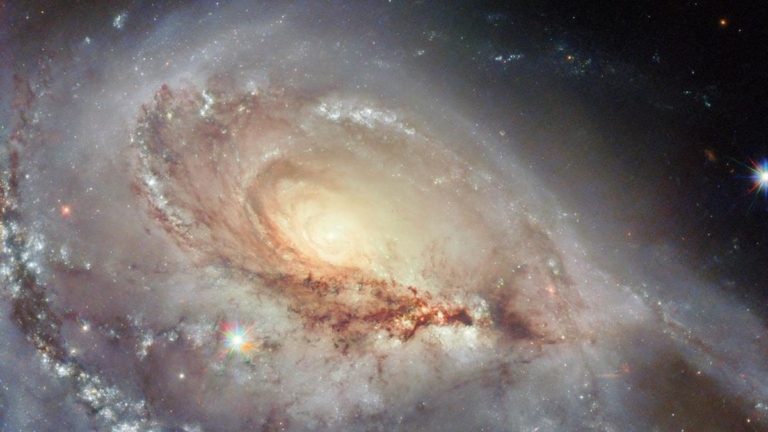 NASA公布一特殊星系 一條旋臂似伸向地球