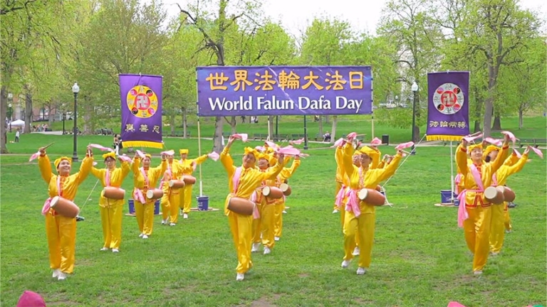 波士頓學員歡慶法輪大法日 遊客感受祥和能量