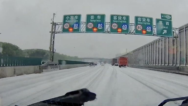 上海多個路面出現類似積雪白色泡沫 引發猜測（視頻）