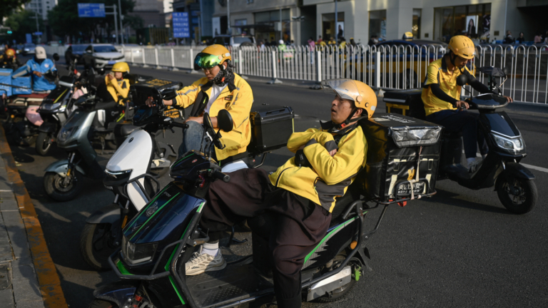 中國陷超級內捲 年輕人自嘲「卡在45度人生」