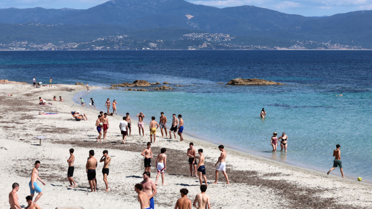 歐洲熱浪提前來襲 民眾享受初夏陽光