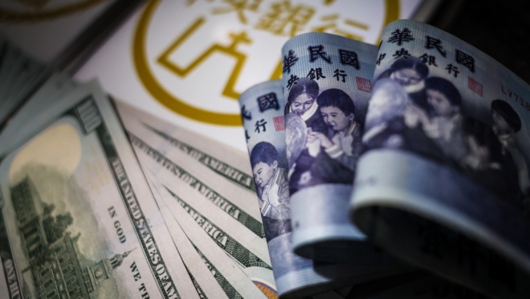 消費者信心指數連四跌 台幣強升 學者籲央行應出手