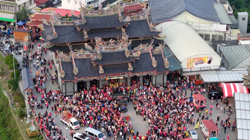 白沙屯妈祖二百年首度进南投 停驾松柏岭受天宫