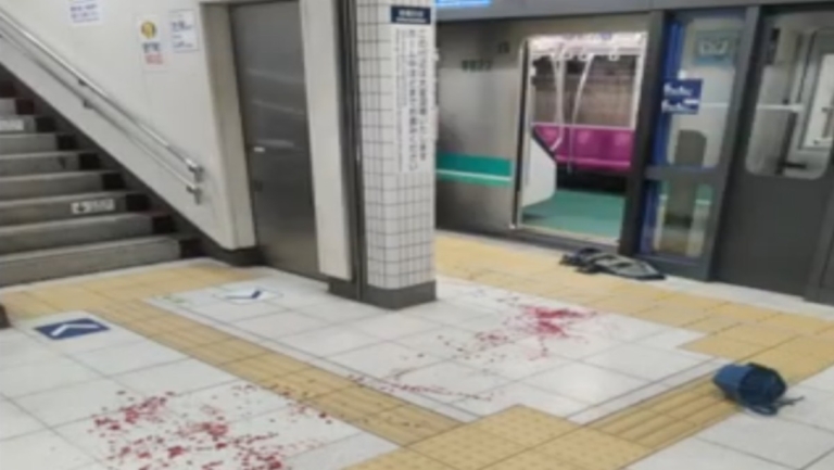東京地鐵東大前站月台砍人釀2傷 男嫌遭乘客壓制