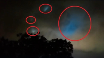 陕西夜空3道蓝光盘旋 巨大光斑不断变色（视频）