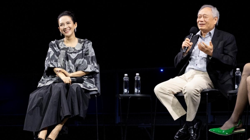 《卧虎藏龙》25周年纪念重映 李安拥抱章子怡