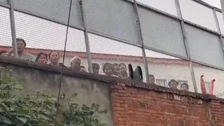 被110送進精神病院 重慶衆女子隔牆呼救（視頻）