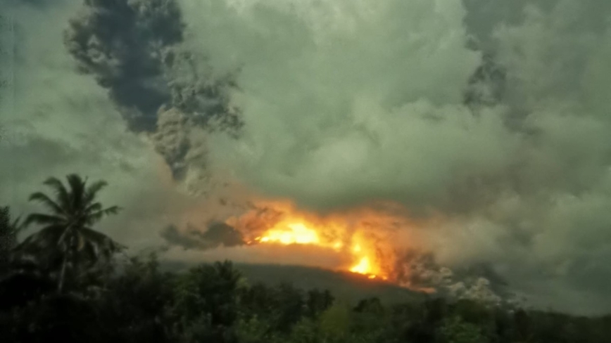 菲律宾坎拉翁火山喷发 烟云直窜3公里高空