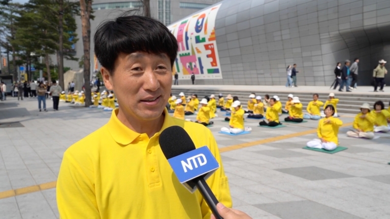 慶「世界法輪大法日」韓國法輪功學員謝師恩