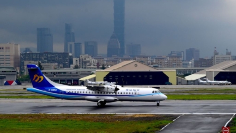 高空驚魂 華信螺旋槳整塊板金掀起 急返高雄