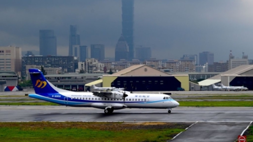 高空惊魂 华信螺旋桨整块板金掀起 急返高雄