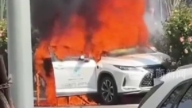 北京無人駕駛汽車撞綠化帶 自燃變火球（視頻）