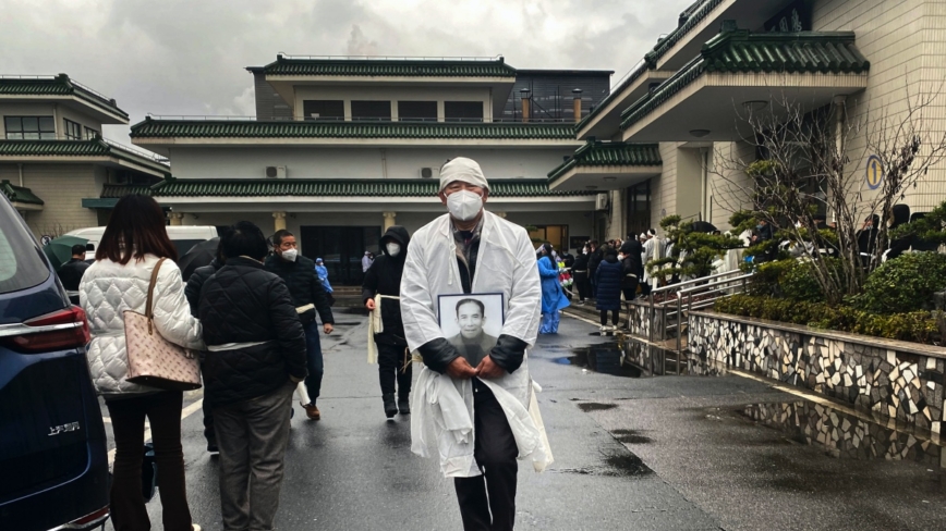 【新聞週刊】人沒死就裝進屍袋 武漢市民：中共就是土匪
