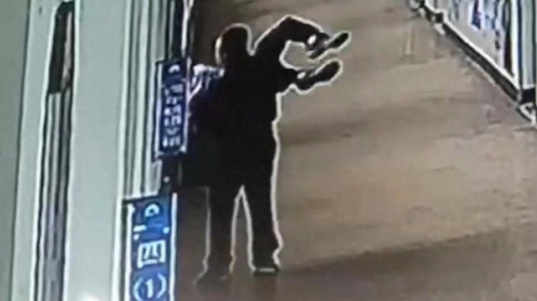 浙江10歲學生遭老師掐頸拎出3樓窗外 引發爭議