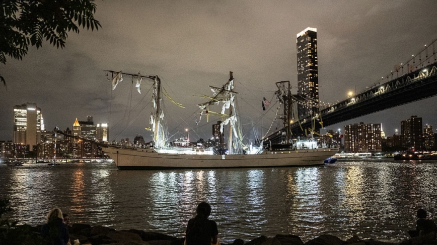 墨西哥訓練艦撞布魯克林大橋 桅杆全斷2死19傷(視頻)