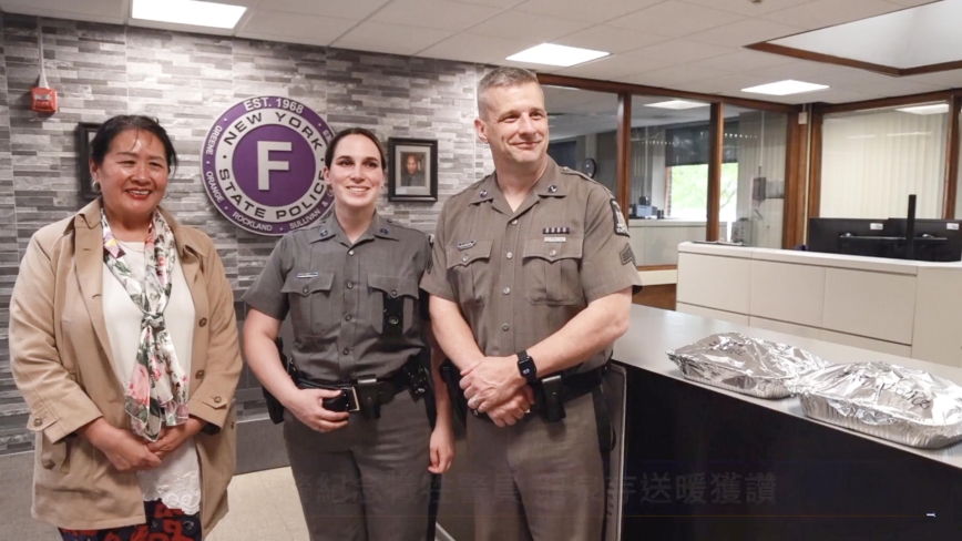 纽约上州州警纪念牺牲警员 龙泉寺送暖获赞