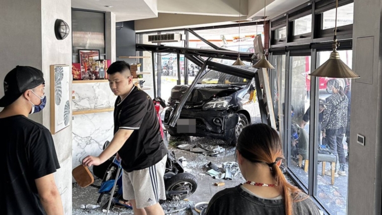 廂型車直衝花蓮早午餐店釀13傷 驚悚畫面曝光