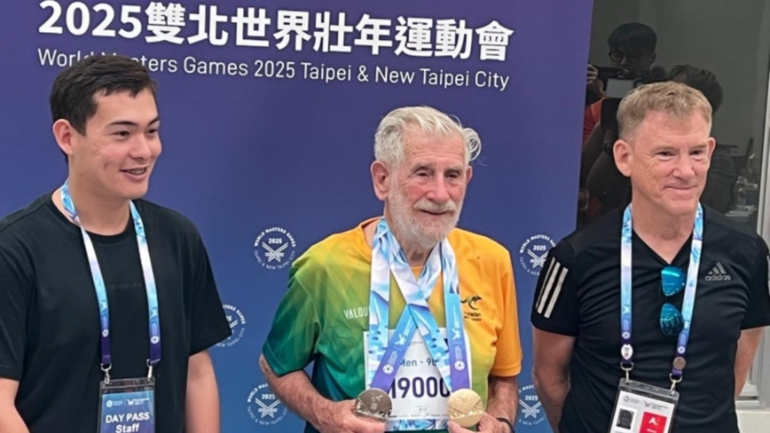 昆凌90高龄爷爷世壮运摘1金2银 周杰伦祝贺