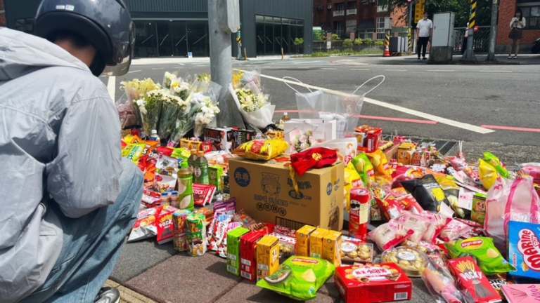 三峽車禍現場擺滿鮮花及零食 紙條留言句句令人鼻酸