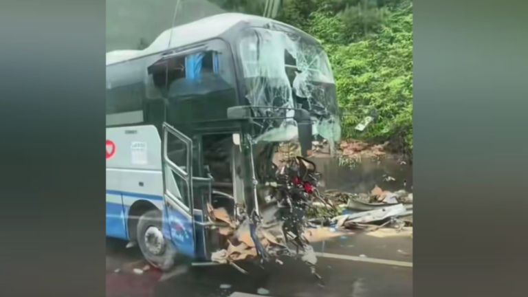 旅遊大巴廣東高速路撞山 釀2死2重傷