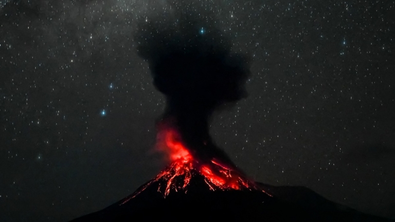 5月20日國際聚焦 印尼東部火山已噴發8次 當局發最高警戒