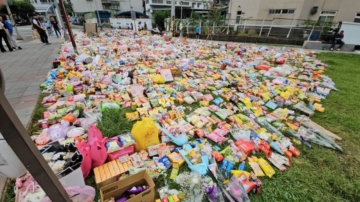 三峽車禍 事故現場獻花、悼念卡片漫延開來