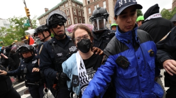 【美國聚焦】哥倫比亞大學外校友焚毀文憑抗議 多人被逮捕