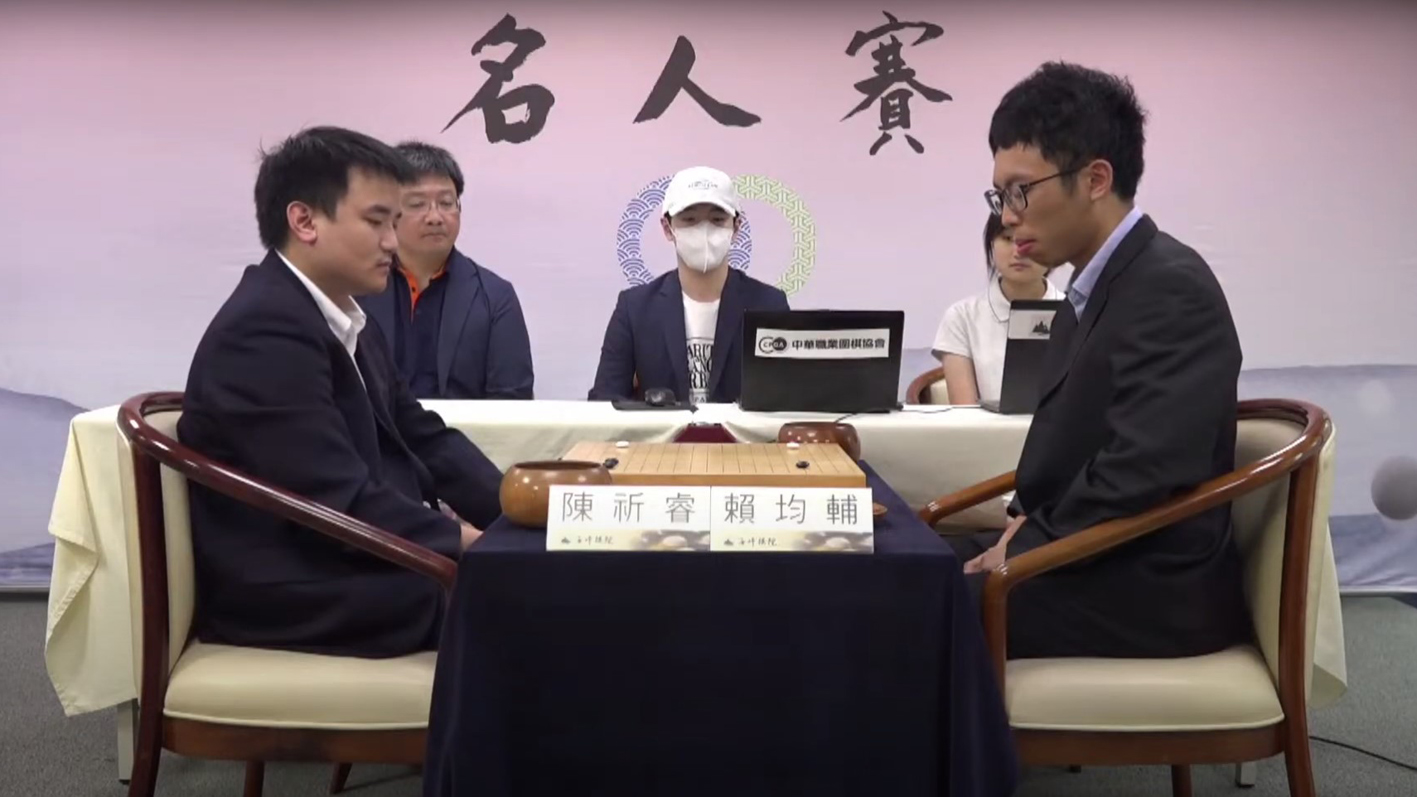 2025年5月21日,台灣第六屆「名人賽」七番勝負決賽在海峰棋院結束第2局的較量,賴均輔九段(前右)力克陳祈睿八段(前左),再下一城。(海峰棋院提供)