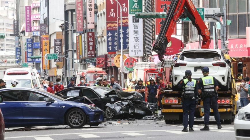 台北重庆南路无驾照老翁闯红灯 连撞4车酿8伤(组图)
