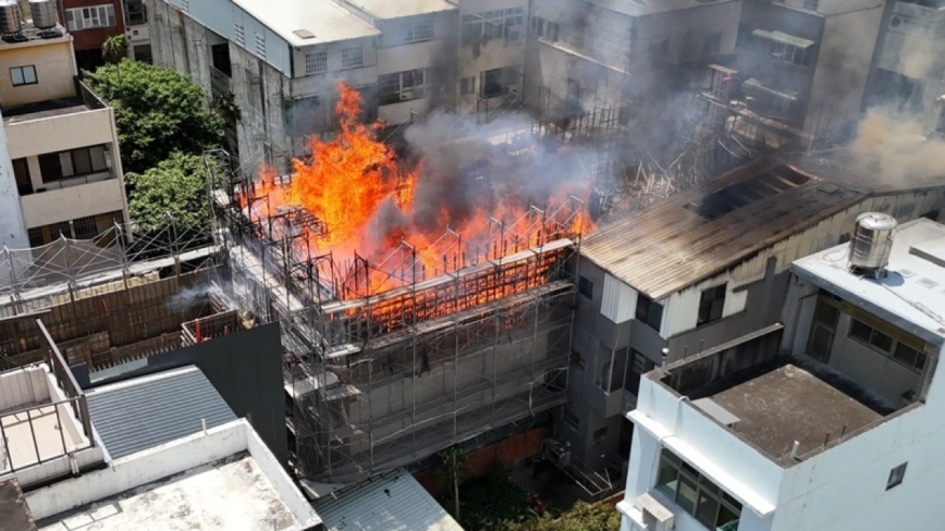 苗栗建筑工地全面燃烧 火舌波及两侧民宅及补习班