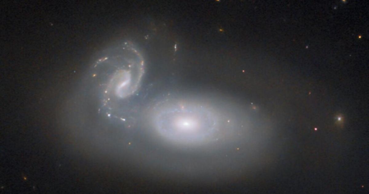 放射線槍は2人の対戦相手を突き刺して「宇宙の決闘」を立ち上げます| quasar |ブラックホール|星