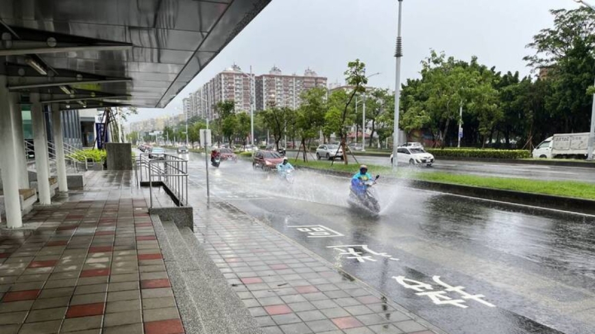 锋面影响 雨袭北台湾 台东防焚风高温上看36度