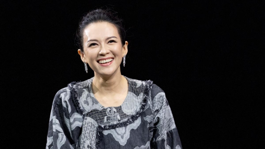 章子怡携9岁女儿首次看越剧 直呼被演员圈粉