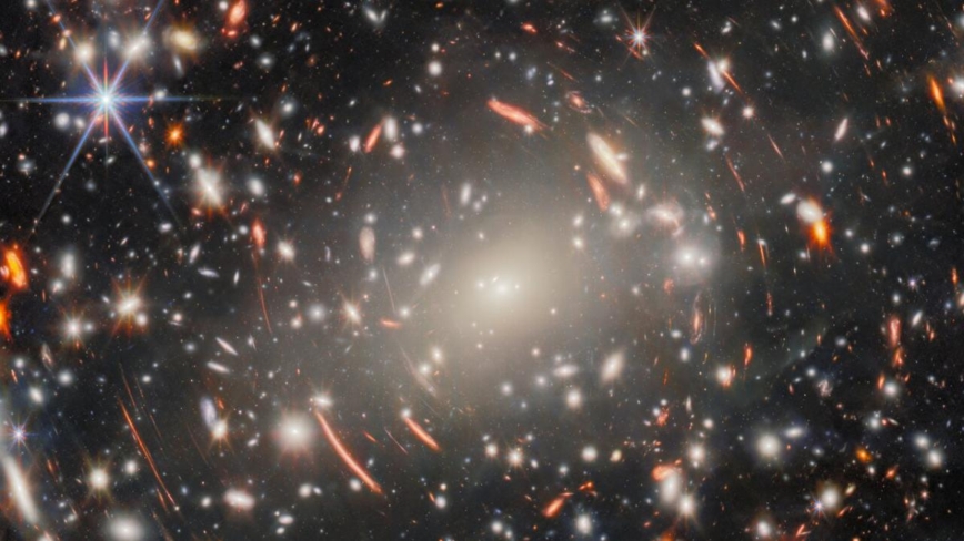 ESA发布新图：韦伯望远镜拍到遥远巨大星系团