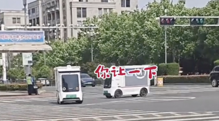 退退退！江蘇兩輛無人駕駛快遞車吵架引熱議 （視頻）