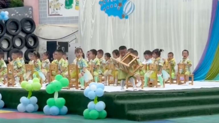 萌娃表演節目 突然生氣「罷工」（視頻）