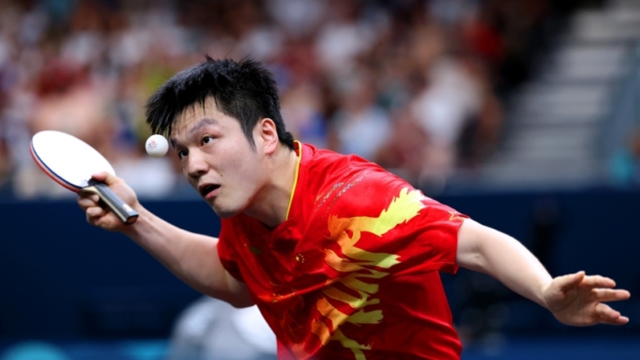 樊振東與黃仁勳打乒乓球 兩人合影笑容滿面