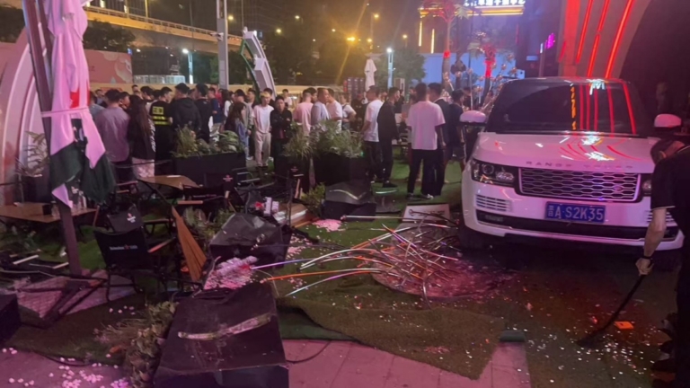 山西一豪車橫衝直撞 路人大喊：快跑！（視頻）