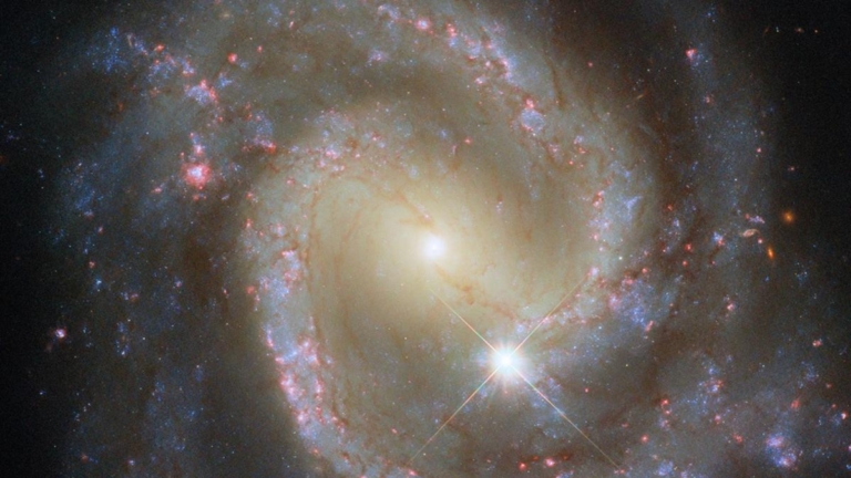 螺旋星系NGC 3507像風車 外觀與伴星系不同