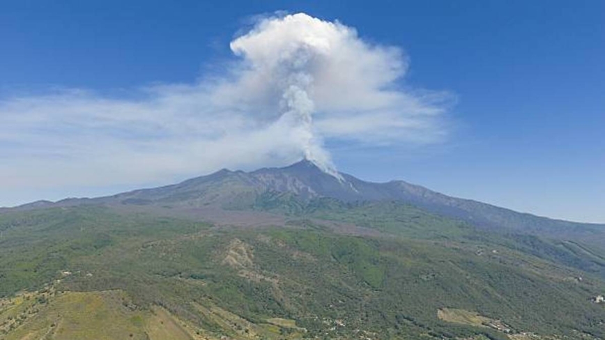 意大利埃特纳火山爆发 游客狂奔逃命