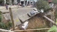 华南暴雨成灾 柳州路段突塌陷多车坠坑（视频）