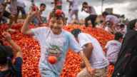 哥伦比亚两镇盛会 番茄大战与滑水街欢乐登场