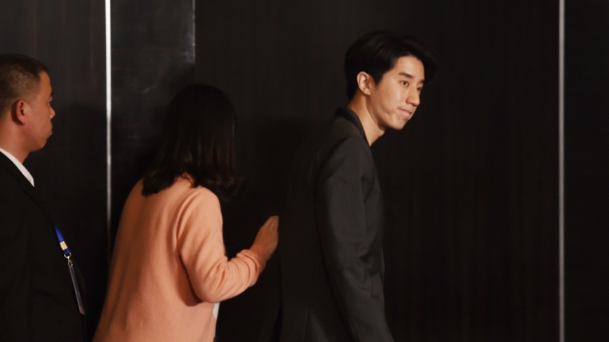 成龙儿子罕见现身韩国婚礼 苍老暴瘦引热议