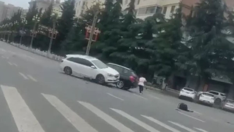 陝西社區書記閙巿飛車追撞女子 傷兩路人續狂追