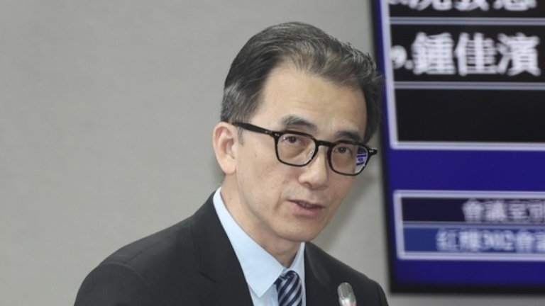 考試院祕書長劉建忻突暈眩撞倒備詢台 意識清楚拒送醫