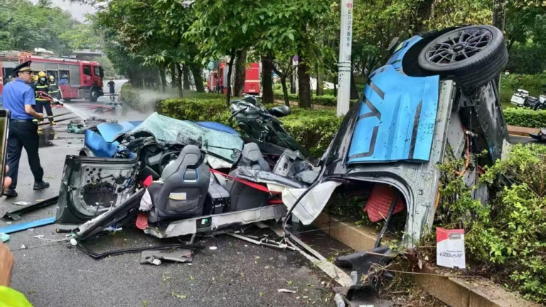 膠黏的？極氪電車撞車瞬間碎裂斷成兩截（視頻）