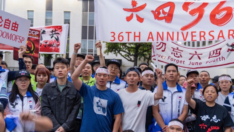 數百人洛杉磯中領館前紀念六四 呼籲民主自由
