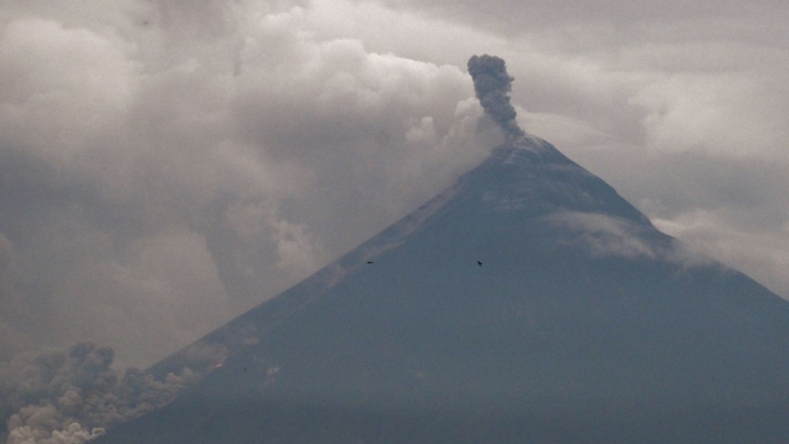 危地马拉火山喷发浓烟灰烬 逾500人紧急撤离