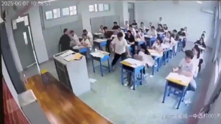 山東高考考場男生崩潰 撕自己和別人試卷（視頻）